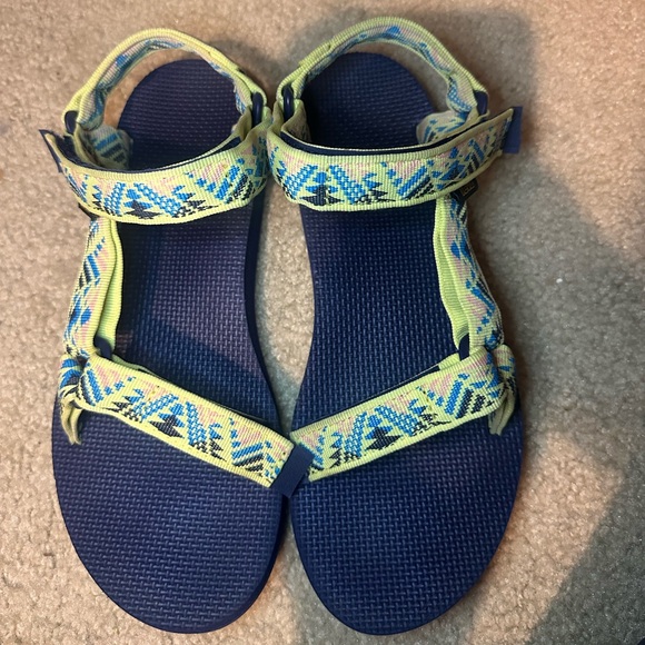 Women’s Teva. Size 9 - Picture 2 of 4